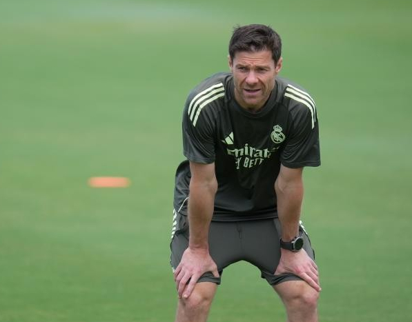 西甲|豪门的饭碗不好端，阿龙索黯然下课离开伯纳乌|哈维·阿隆索|皇马|皇家马德里|阿隆索|安切洛蒂_新浪新闻